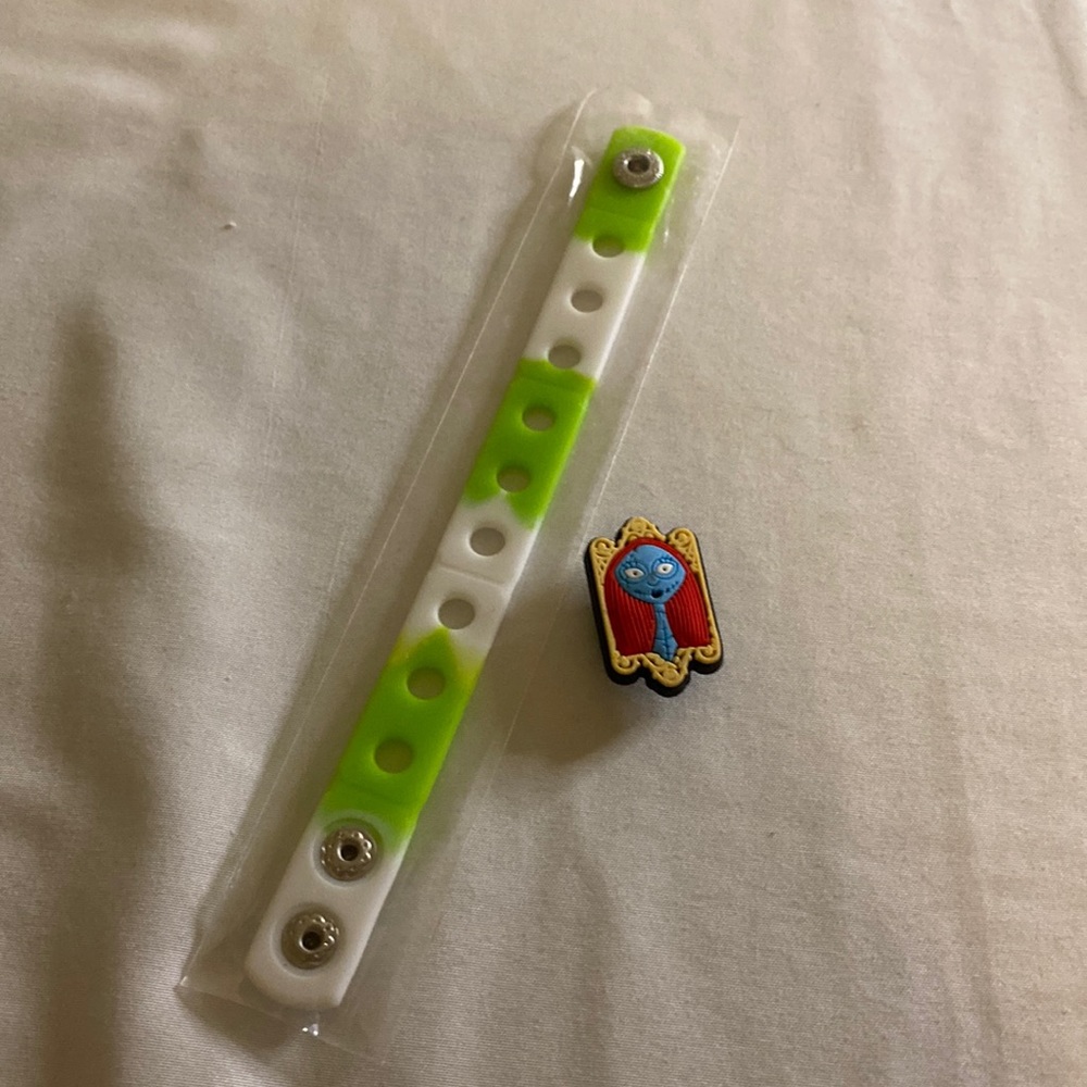 (B2) Sally Crocs charm and wristband